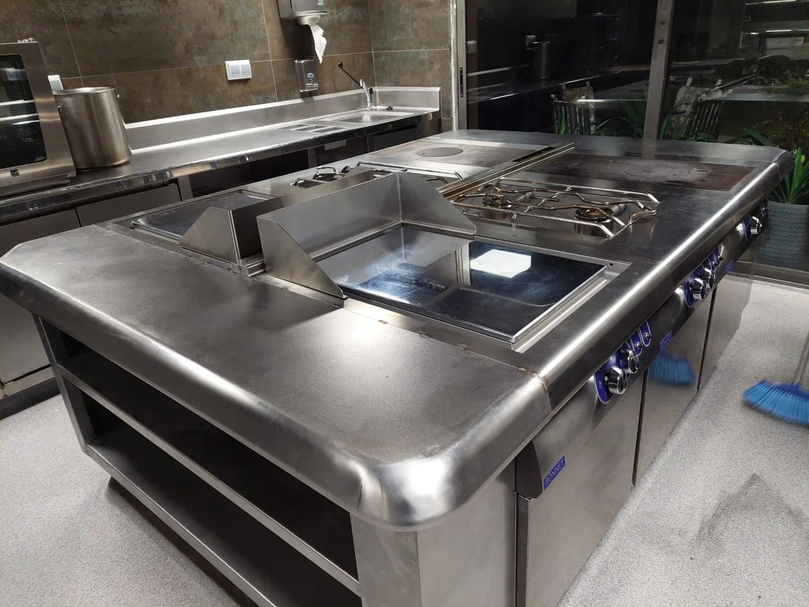 Mobiliario de hostelería en acero inoxidable fabricado por Hasalinox